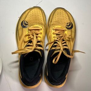 TOPO Mens Size 43 Yellow Ultrafly 3 US 9.5 Athletic Running Shoes Sneakers